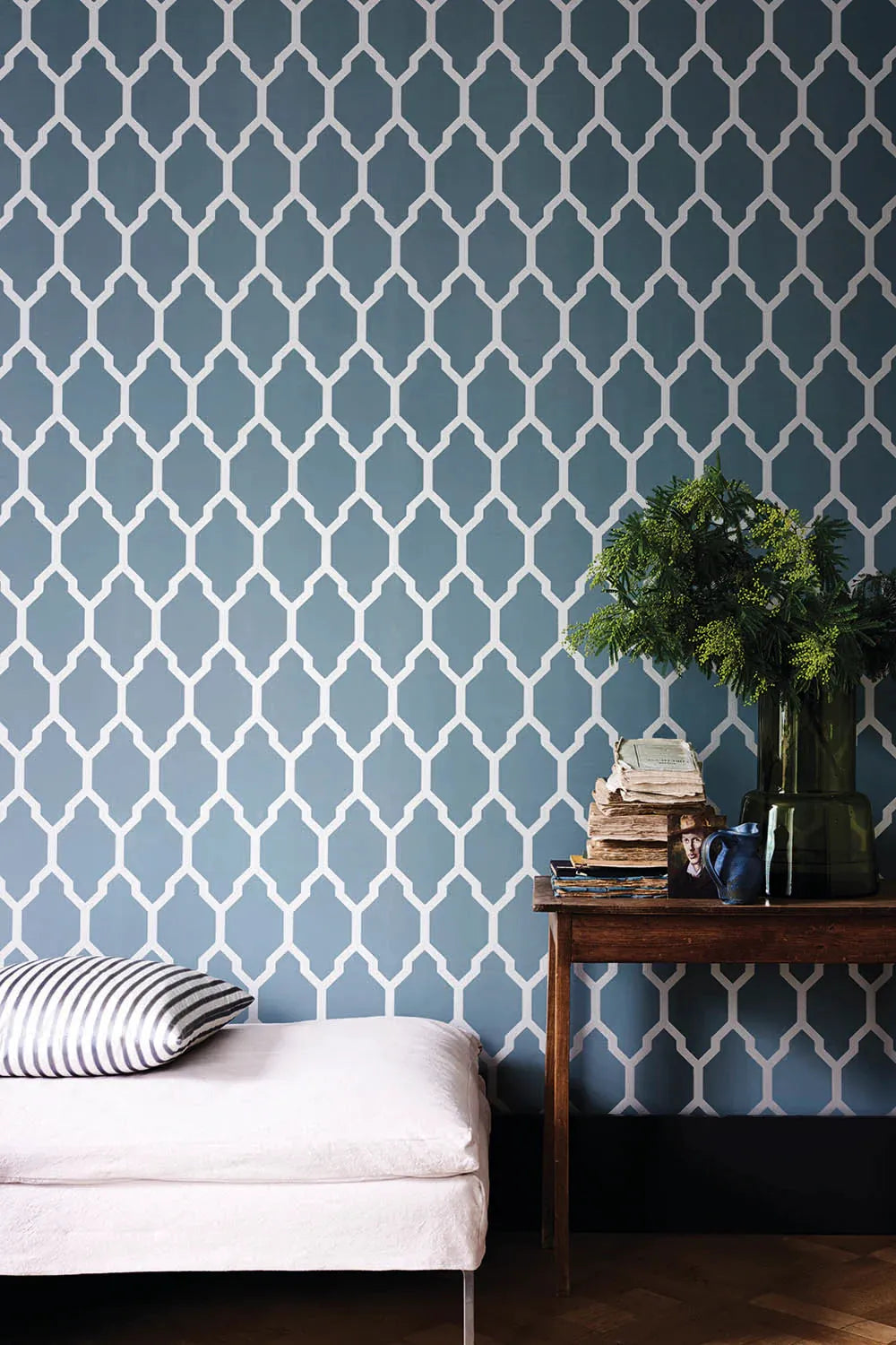 Closeup of a wallpaper showing its Contemporary, Trellis, Two-tone pattern, color, and subtle texture.