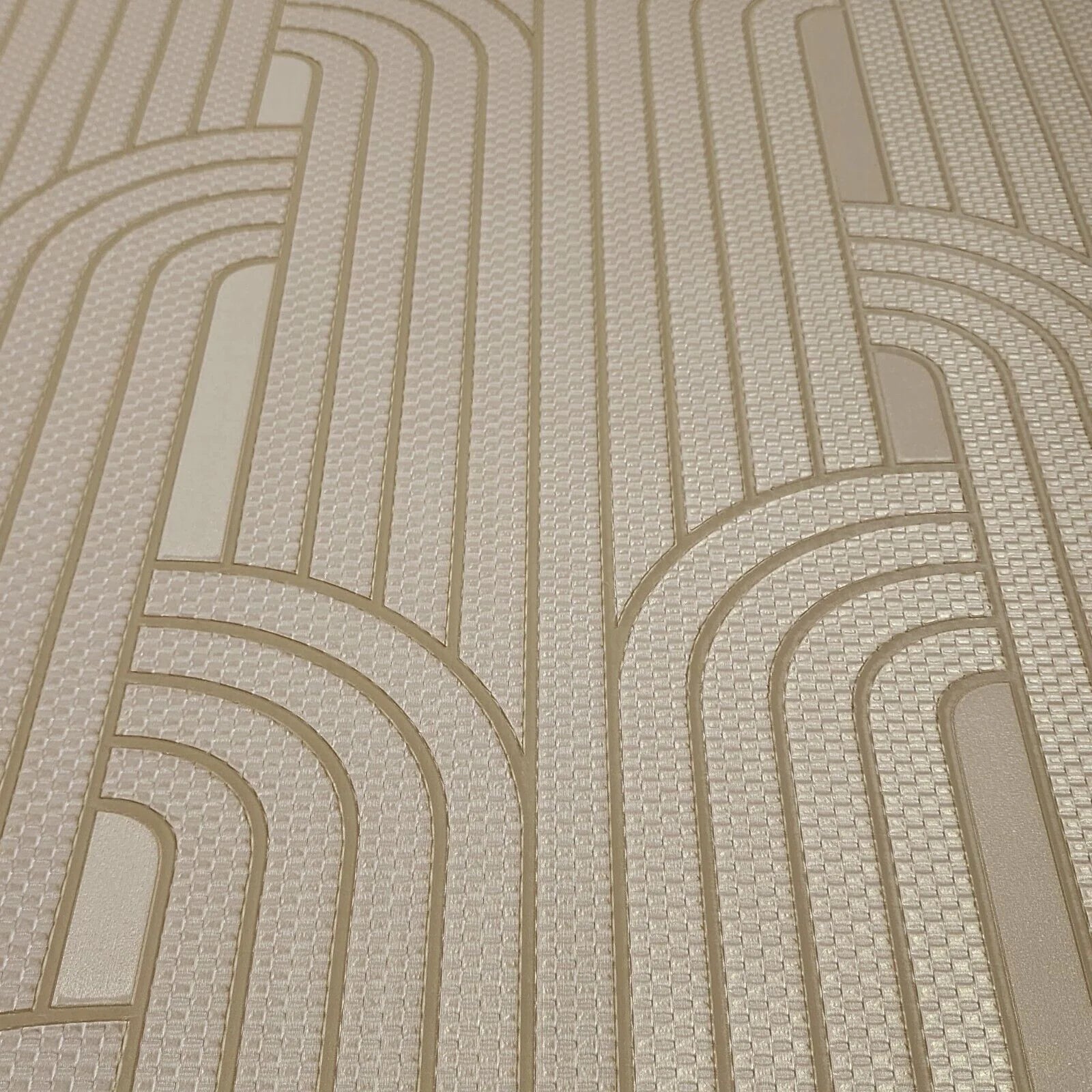 Patterned wallpaper with wavy lines in beige tones